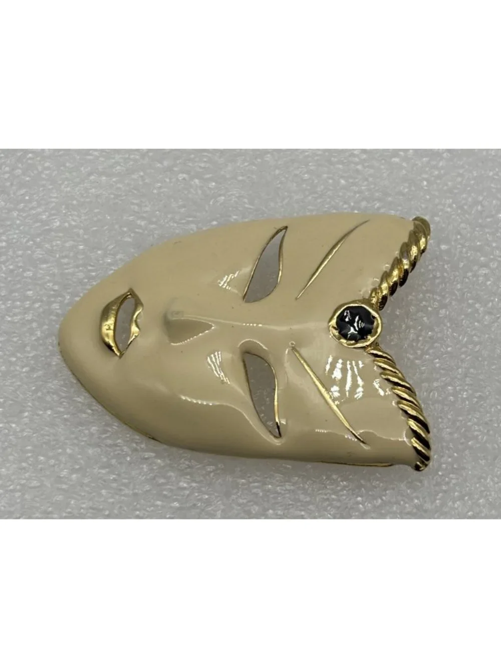 Vintage Masquerade Mardi Gras Mask Brooch Cream Black Enamel Gold Tone Unbranded